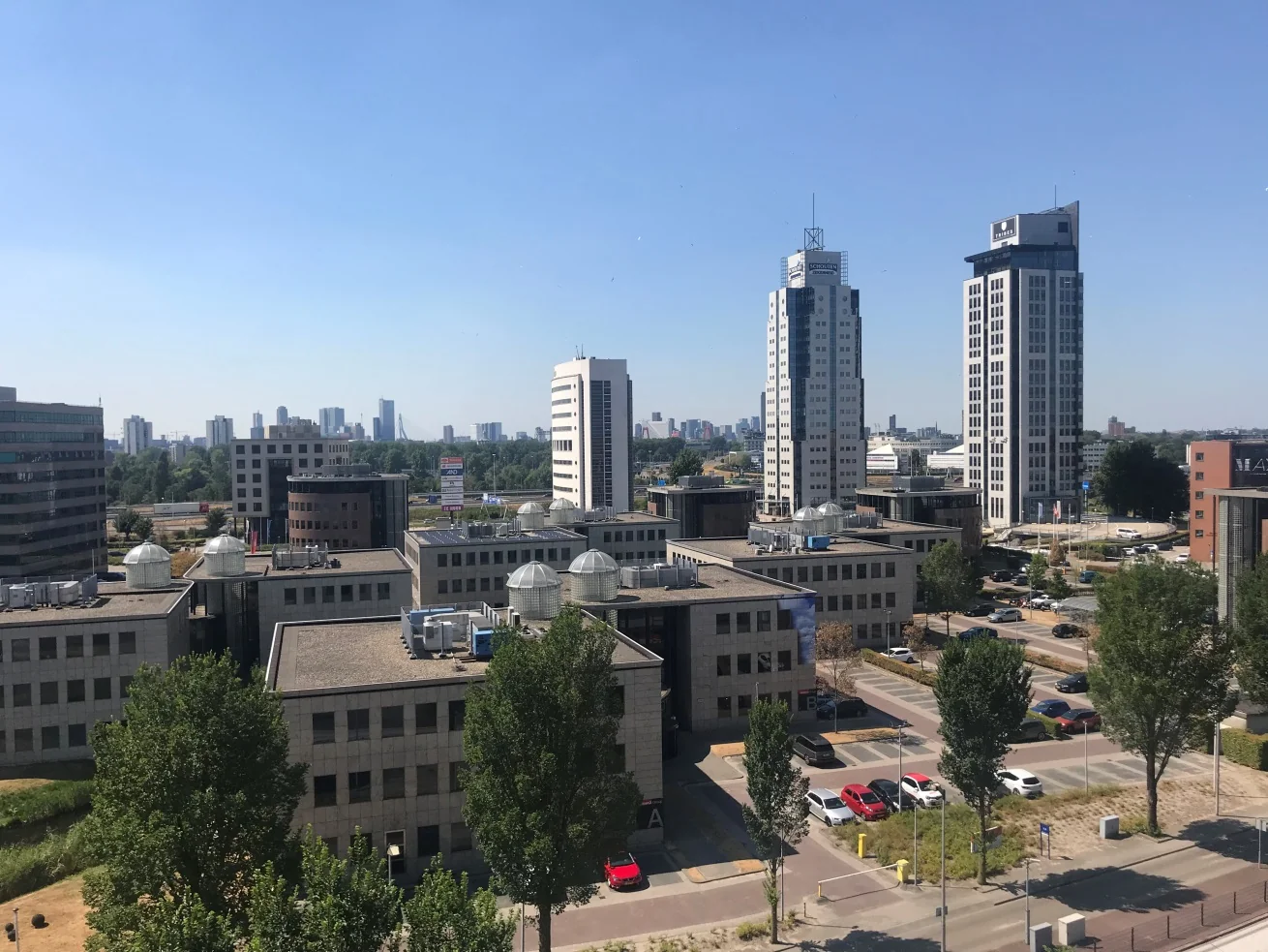 Uitzicht op het Rivium Westlaan kantorencomplex in Capelle aan den IJssel met op de achtergrond de skyline van Rotterdam.